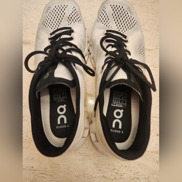 Womens on cloud size 9 - Picture 4 of 5